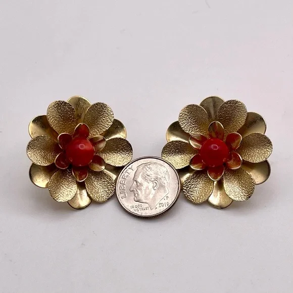Cute Vintage Sarah Coventry Exotic Flower Clip Earrings Gold Tone Red Moonglow - Picture 8 of 12